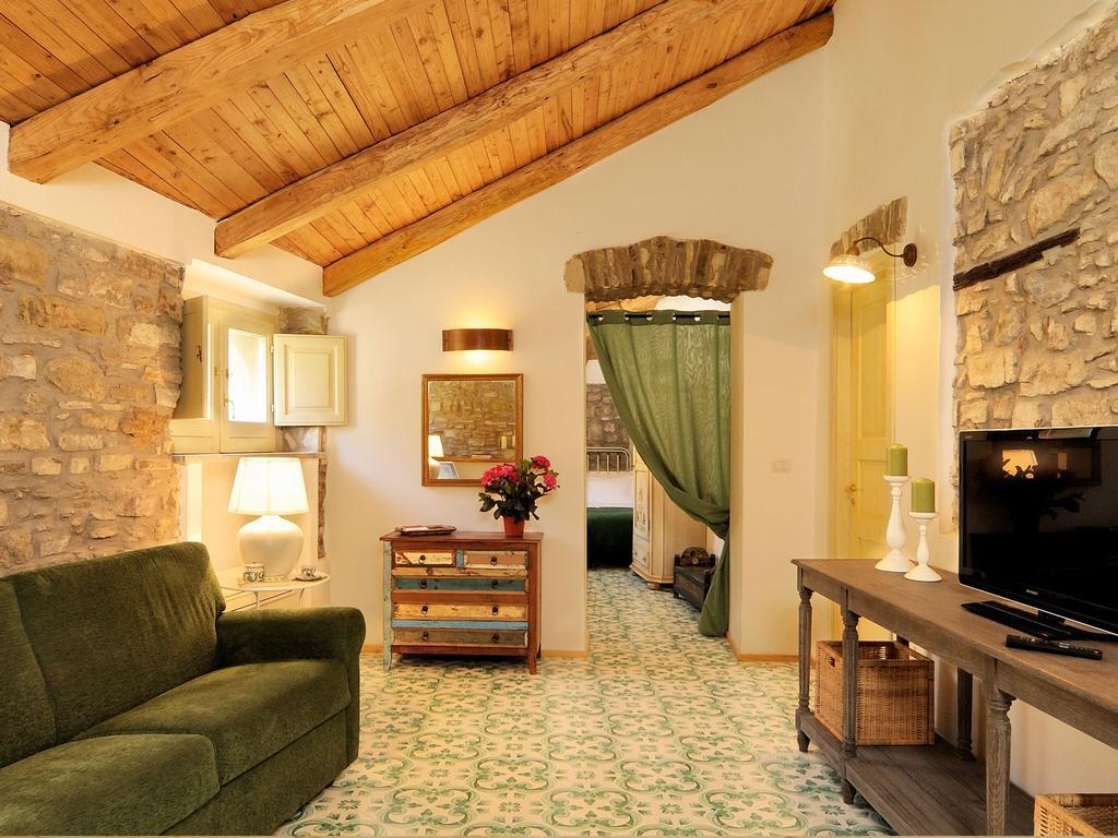 Residenza Matarazzo E Le Sue Soffitte Apartment Castellabate Ruang foto